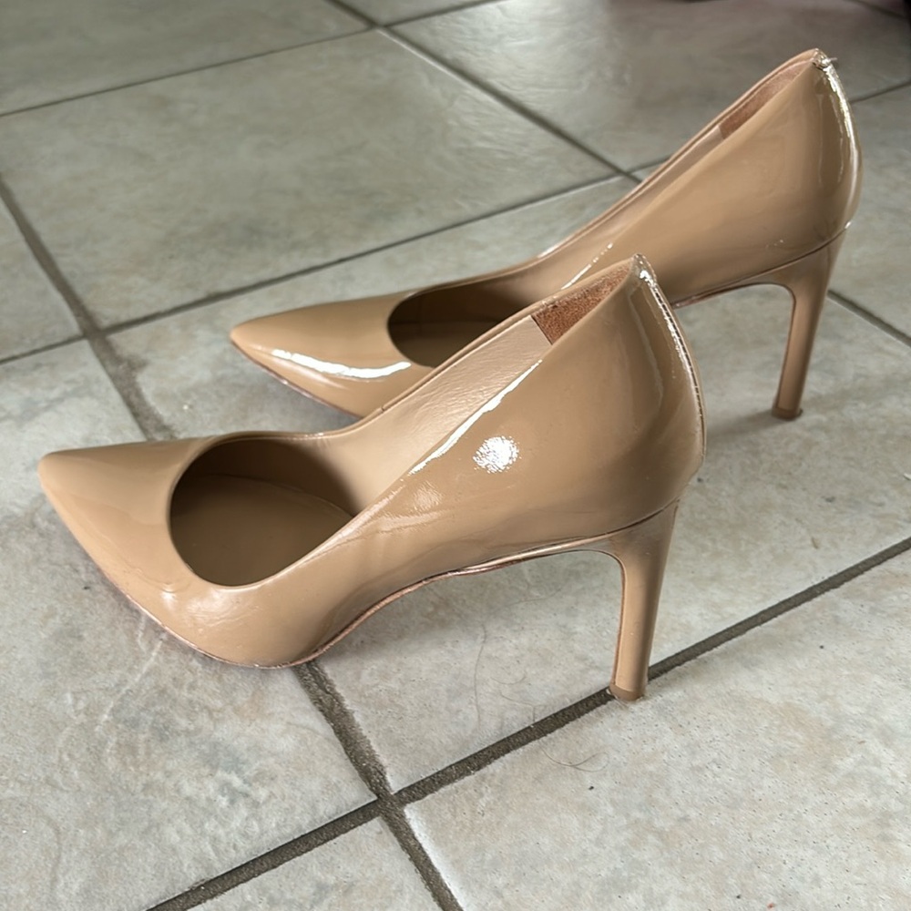 Nude pumps